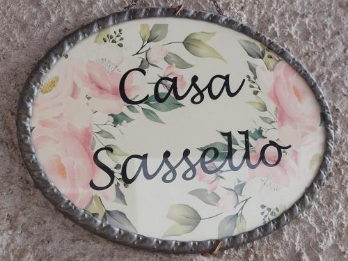 un plato con flores con las palabras cassova siestailia en Casa Sassello - Appartamento Menta, en Dumenza