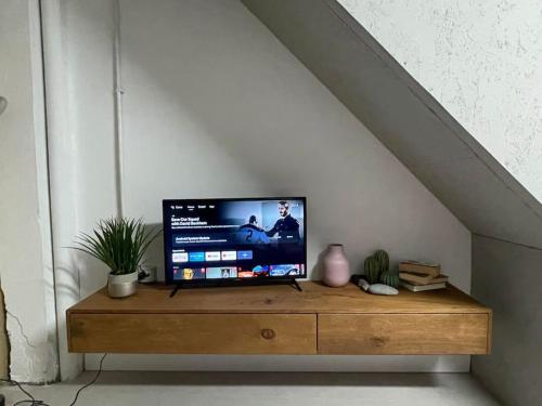 einen TV auf einer hölzernen Kommode in einem Zimmer in der Unterkunft CASA NENO in La Mareta