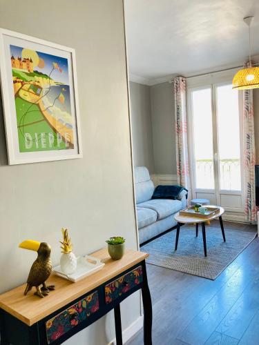 - un salon avec un oiseau sur une table dans l'établissement Les Bains Appartement proche de la Mer, à Dieppe