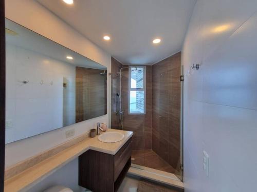 a bathroom with a sink and a shower at 2 Dormitorios Playa Morros y Vista Mar in Cartagena de Indias