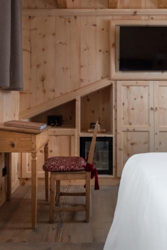 a kitchen with a table and a chair and a desk at Hotel Baita Dei Pini in Bormio