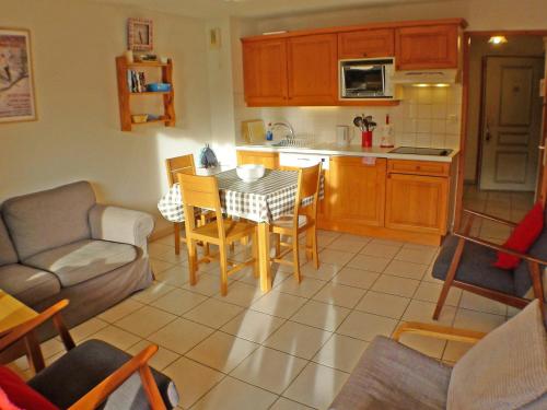 eine Küche und ein Wohnzimmer mit einem Tisch und Stühlen in der Unterkunft Appartement Samoëns, 4 pièces, 6 personnes - FR-1-629-14 in Samoëns
