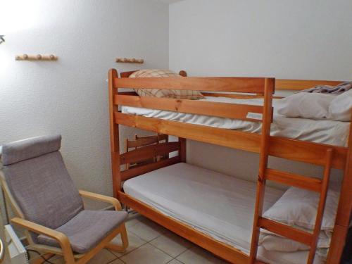 Zimmer mit 2 Etagenbetten und einem Stuhl in der Unterkunft Appartement Samoëns, 4 pièces, 6 personnes - FR-1-629-14 in Samoëns