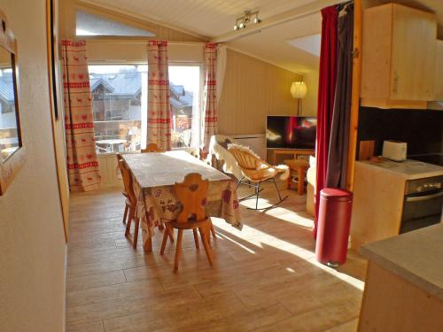 une cuisine et une salle à manger avec une table et des chaises dans l'établissement Appartement lumineux au dernier étage, 3 pièces, centre de Samoëns, proche commerces et navette ski - FR-1-629-23, à Samoëns