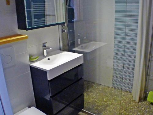 une salle de bain avec un lavabo blanc et des toilettes dans l'établissement Appartement lumineux au dernier étage, 3 pièces, centre de Samoëns, proche commerces et navette ski - FR-1-629-23, à Samoëns