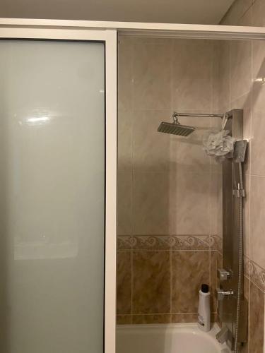 a bathroom with a shower with a glass door at Apartamento com muita luz solar, manhã fresca aqui 