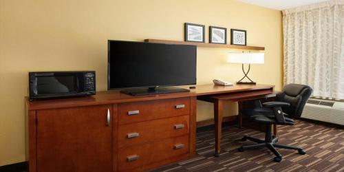 Holiday Inn Express Tifton by IHGにあるテレビまたはエンターテインメントセンター