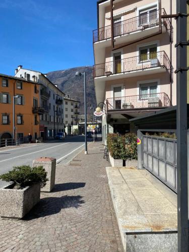 een lege straat in een stad met een gebouw bij La Torre in Tirano