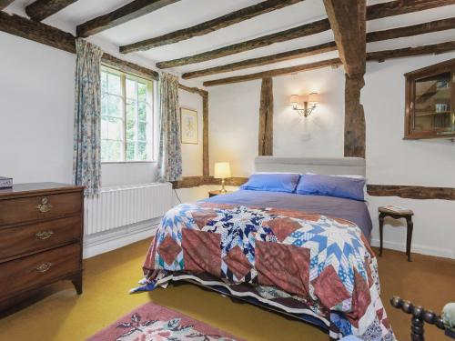 En eller flere senge i et værelse på Walnut Tree Cottage