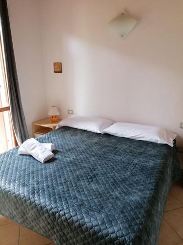 a bedroom with a bed with two pillows on it at Il Casale di Luna in Saturnia