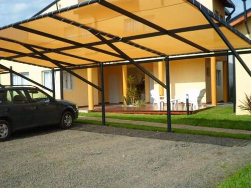 a garage with a car parked in front of a house at Complejo Amarelo in Chajarí
