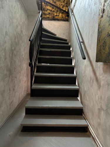 una escalera con escaleras blancas y negras en un edificio en Casa Rania en Sibiu