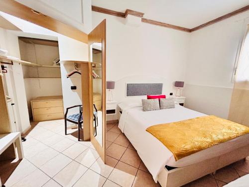 una camera con un grande letto e uno specchio di Loft Mirasole a Bologna
