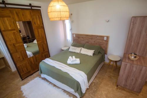 sypialnia z łóżkiem z dwoma ręcznikami w obiekcie ESPACIO RAKU w mieście Lujan de Cuyo