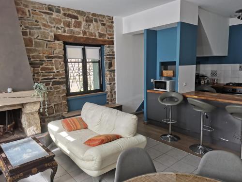 - un salon avec un canapé blanc et un mur en briques dans l'établissement shamshouse, à Dol-de-Bretagne