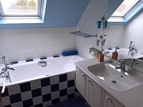 y baño con 2 lavabos y bañera. en Les Sableaux, les portes du Marquenterre en Saint-Quentin-en-Tourmont