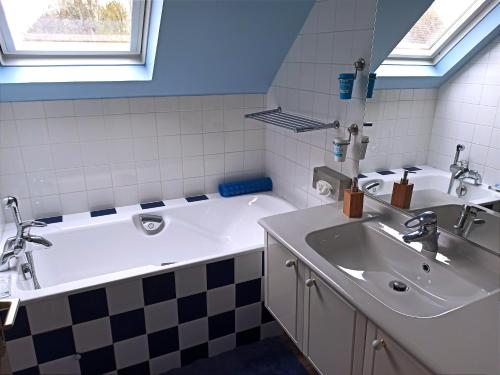 a bathroom with two sinks and a bath tub at Les Sableaux, les portes du Marquenterre in Saint-Quentin-en-Tourmont