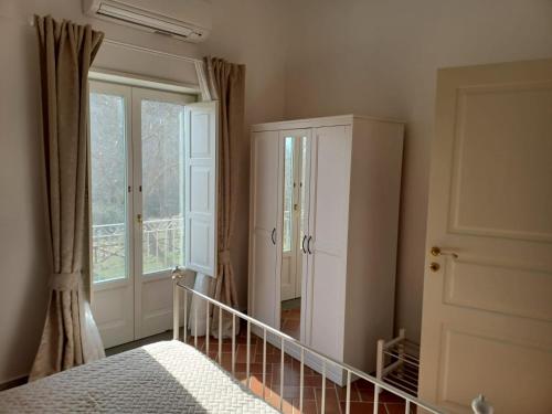 a bedroom with a bed and a large window at AGRITURISMO ANTICHI SAPORi in Polvica