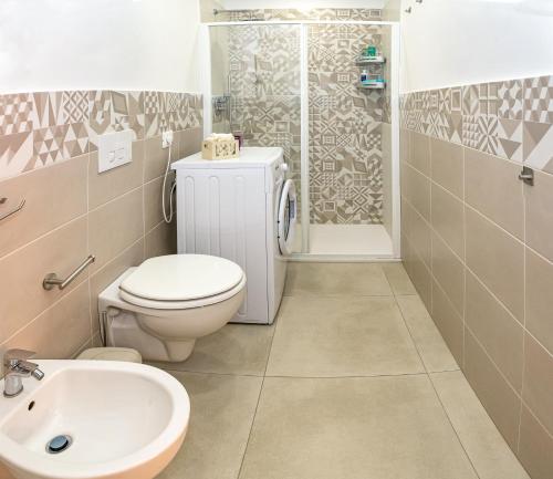 La salle de bains est pourvue de toilettes, d'un lavabo et d'une douche. dans l'établissement Room in BB - BB Sorrento Mahal Kita unique style, à Sorrente