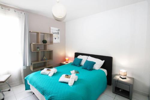 um quarto com uma cama grande e toalhas em Orchidée YourHostHelper em Cannes
