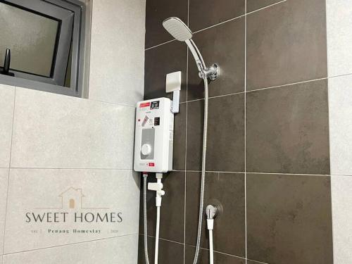 - une douche dans l'angle de la salle de bains dans l'établissement R&W 1-5pax B'worth Prai #Netflix #6minPenangBridge, à Perai