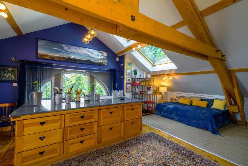 - une chambre mansardée avec une grande commode en bois dans l'établissement Le Mont Besset, à Lalouvesc