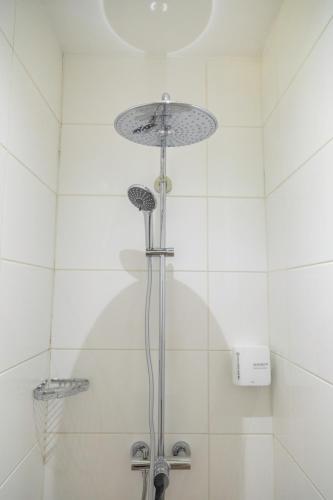 a shower with a shower head in a bathroom at Boutique Hotel Peperpot in Meerzorg