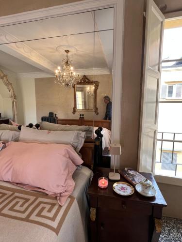 een slaapkamer met 2 bedden en een spiegel bij Castiglione 27 Luxury Suite in Bologna