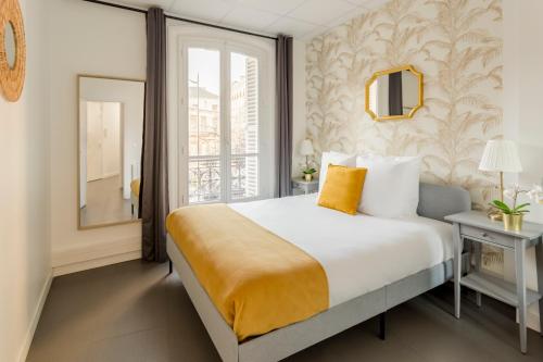 ein Hotelzimmer mit einem Bett und einem Fenster in der Unterkunft Cosy 3 bedrooms apartment - Le Marais in Paris