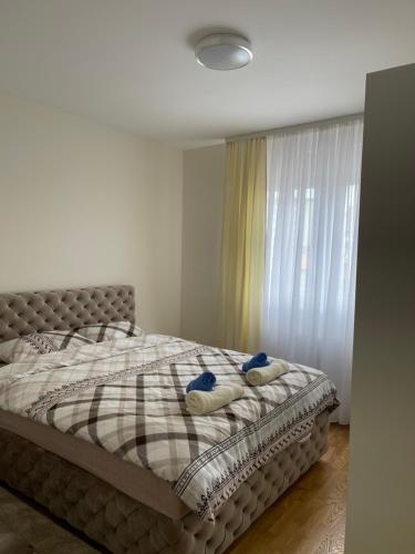 een slaapkamer met een bed met 2 kussens erop bij Cvetanov trg LUX 2 in Belgrado