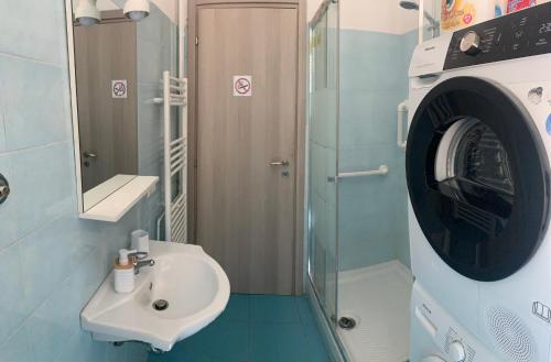 ローマにあるB&B da Giuliaのバスルーム(シンク、洗濯機付)