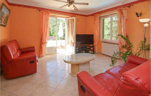 Μια τηλεόραση ή/και κέντρο ψυχαγωγίας στο Lovely Home In Les Salles Du Gardon