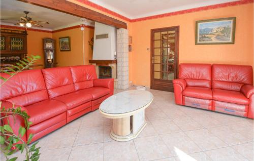 Χώρος καθιστικού στο Lovely Home In Les Salles Du Gardon
