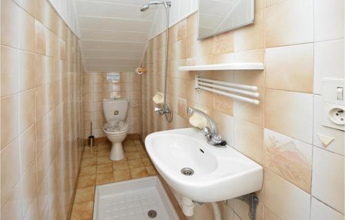 uma pequena casa de banho com lavatório e WC em Awesome Home In Les Salles Du Gardon With Private Swimming Pool, Can Be Inside Or Outside em Soustelle