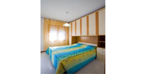 a small bedroom with a bed and a window at Homely apartment close to the beach - Beahost in Rosolina Mare