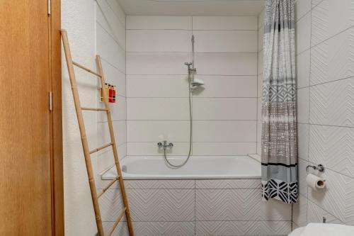 La salle de bains est pourvue d'une douche et d'une baignoire. dans l'établissement Stay Swiss - 3 bedrooms Apartment in old town "Broadway" & " By the River", à Porrentruy