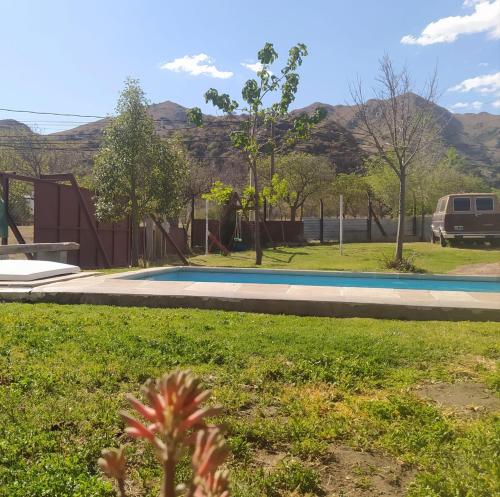 un patio con piscina y montañas al fondo en Cabañas en Koslay en Juana Koslay 