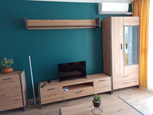 A television and/or entertainment centre at Áron Apartman Pécs