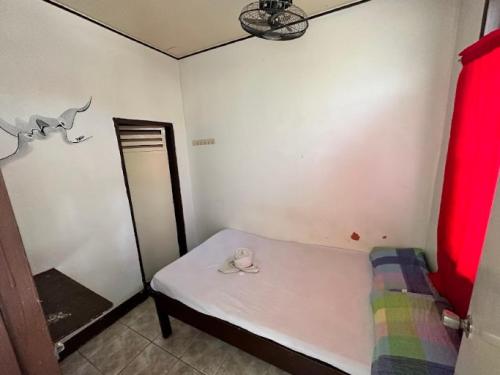 ein kleines Zimmer mit einem kleinen Bett darin in der Unterkunft RedDoorz at Kaffe De Oro Hotel Socorro Oriental Mindoro in Socorro