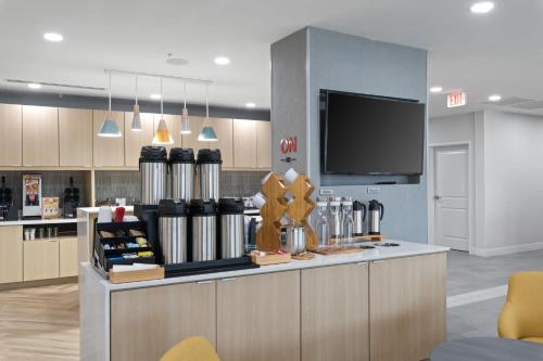 een winkel met een toonbank met een tv erop bij TownePlace Suites by Marriott White Hall in White Hall