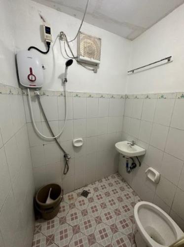 ein Bad mit einer Dusche, einem WC und einem Waschbecken in der Unterkunft RedDoorz at Kaffe De Oro Hotel Socorro Oriental Mindoro in Socorro