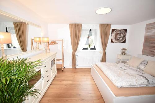 1 dormitorio con 1 cama y vestidor en SWEET HOME in Meerbusch bei Messe Düsseldorf, en Meerbusch