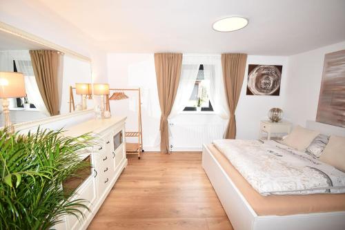 una camera con un letto e un comò di SWEET HOME in Meerbusch bei Messe Düsseldorf a Meerbusch