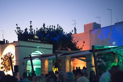 una multitud de personas de pie en frente de un edificio en Paragon 700 Boutique Hotel & SPA, en Ostuni