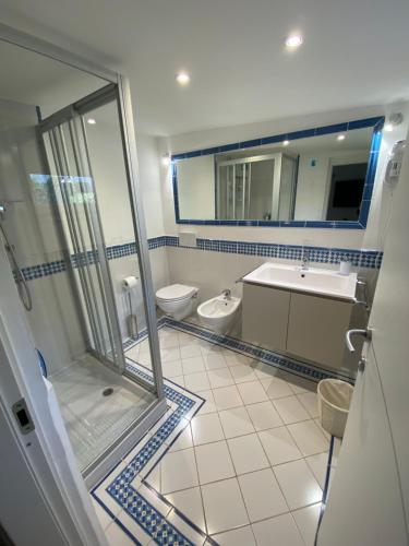 A bathroom at Attico Fronte Mare nel Borgo di Celle Ligure