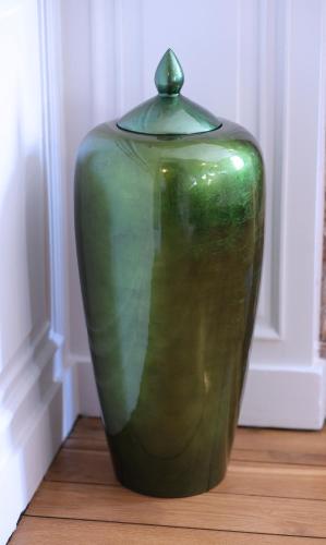a green vase sitting on top of a table at Château de Crespy & Suites in Crespy-le-Neuf