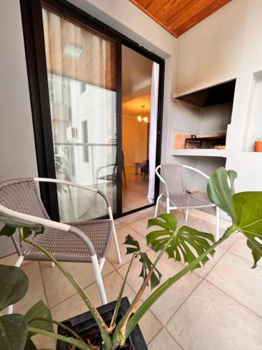 eine Terrasse mit 2 Stühlen und einer Pflanze in der Unterkunft Temponorte Salta II in Salta