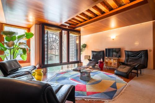 a living room with a couch and a table at Casa Flavia ai Morosini - Luxury apartment with Canal View in Venice