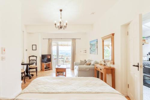 una camera con letto e un soggiorno di The Stable - cottage with a spectacular lake view a Port of Menteith