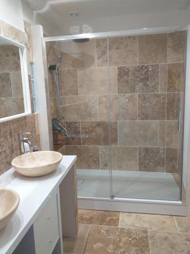łazienka z prysznicem, 2 umywalkami i wanną w obiekcie Deux M w mieście Villes-sur-Auzon